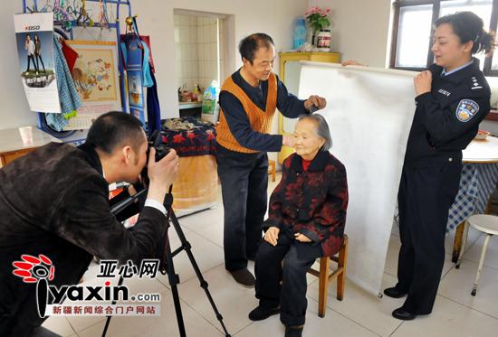 新疆乌鲁木齐市户籍警免费上门为90岁老人梳