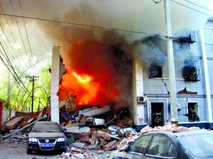 昨日上午8时27分许，朝阳区和平街12区3号楼发生燃气爆燃事故，导致该楼东侧5单元整体坍塌，隔壁住户家起火。