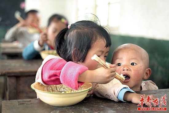 湖南启动免费午餐计划助贫困学生吃上午餐(图