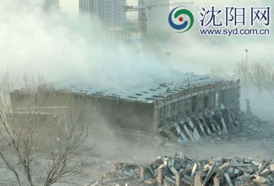 “辽宁科技馆”爆破现场 沈阳网记者韩冰摄影