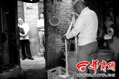 姐弟<em>俩土豆粉</em>太白店卖的<em>土豆粉</em>出自黑作坊(