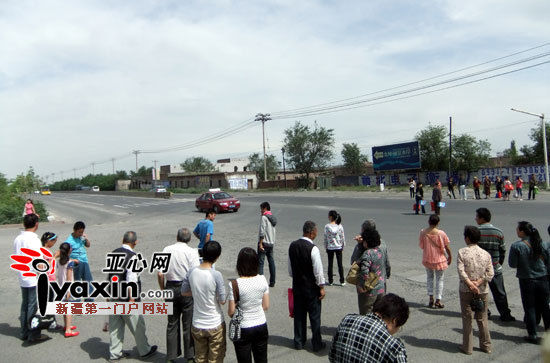 新疆乌鲁木齐友谊路路口事故频发 记者调查:车
