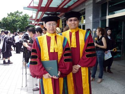 高雄市树德科技大学人类性学研究所博士班学生赵建刚（左）及蔡景宏（右）花费4年半时间取得学位，11日毕业，成为台湾教育史上首届人类性学博士。图片来源：“中央社”