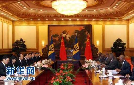 6月13日，中国国务院总理温家宝在北京人民大会堂与巴巴多斯总理弗罗因德尔·斯图尔特举行会谈。 新华社记者刘卫兵摄