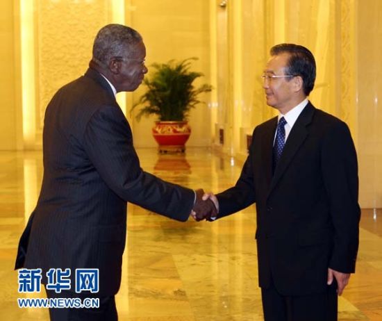 6月13日，中国国务院总理温家宝在北京人民大会堂与巴巴多斯总理弗罗因德尔·斯图尔特举行会谈。 新华社记者刘卫兵摄