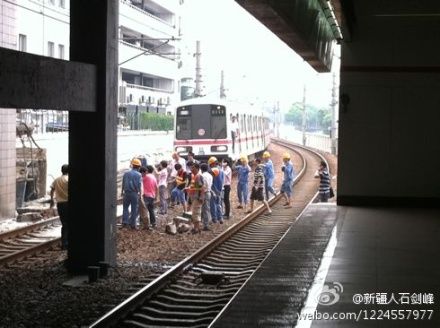 上海地铁1号线锦江乐园站边粪池墙倒塌(图)