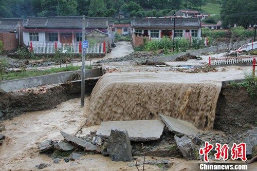 农村基础设施被水冲毁。刘宝峰 摄