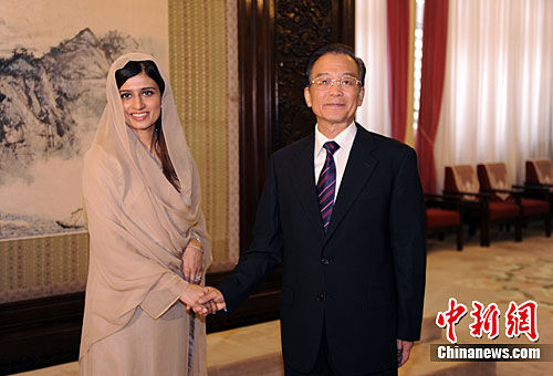 8月24日，中国国务院总理温家宝在北京中南海会见了巴基斯坦外长希娜·拉巴尼·哈尔。中新社发 廖攀 摄