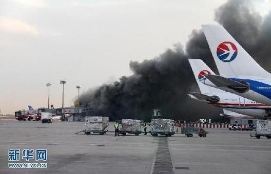 9月17日，北京首都机场二号航站楼附近冒出黑烟，原因不明/新华社记者 任鹏飞