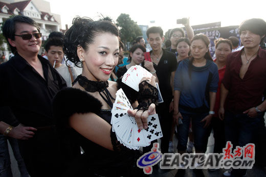图为魔术师在众目睽睽之下表演近景魔术