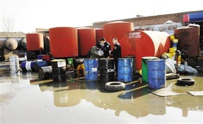 昨日，房山，执法人员检查疑似废机油加工点。对于地处赖马庄村的“北京最大废机油黑市”，昌平警方称今日将组成联合调查组进行彻查。本报记者 尹亚飞 摄