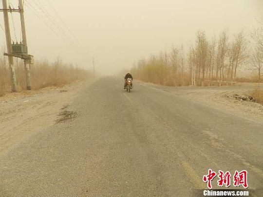 新疆且末遭遇大风沙尘降温天气 杨金宝 摄