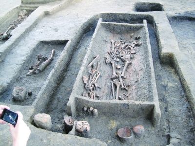 墓葬中出土了完整的人类遗骨。 墓葬中出土了完整的人类遗骨。