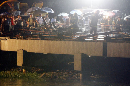 南京新建1年廊桥被暴风雨吹塌致1死5伤|工程质