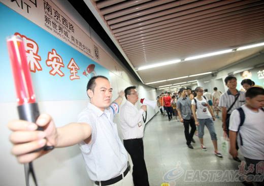 地铁应急疏散演练 多数乘客不清楚逃生知识[图]