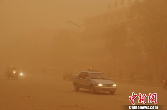 甘肃河西走廊风沙再起 敦煌遭沙尘暴侵袭(图)