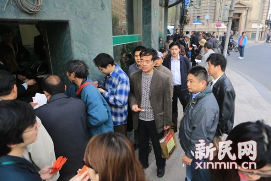 雅安地震特发邮票发行 市民连夜排队购买(图)