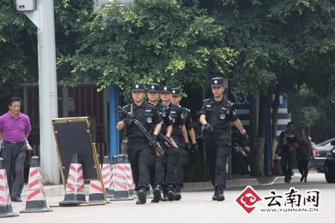 昆明特警上街武装巡逻震慑犯罪份子(图)