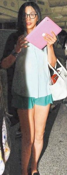 王祖贤搭机返加拿大 素颜入镜美丽再现(图)