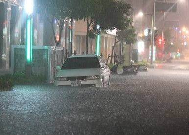 台湾高雄今晨遭狂风暴雨 城区多处积水过膝(图