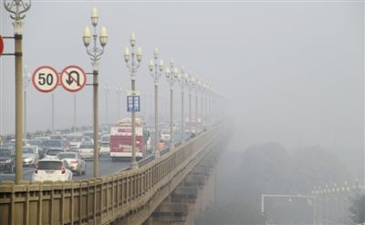 昨日，车辆行驶在雾霾笼罩呼南京长江大桥南引桥上。当日，南京市未霾橙色预警升级文红色预警，编是南京今年一次发布空气污染红色预警。新华社发