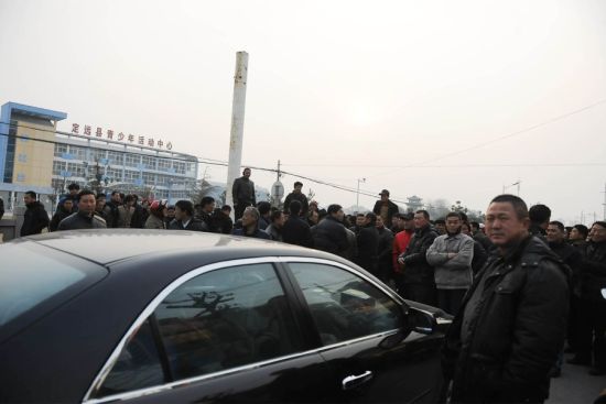 2014年1月28日，数百名建筑农民工围堵在安徽省定远县长征路，讨要工钱，阻止车辆通行。