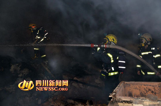 内江一羽绒厂凌晨发生大火厂房被烧垮塌(组图)