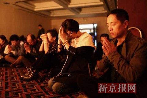马航失联第17天+失联乘客家属点蜡烛祈福