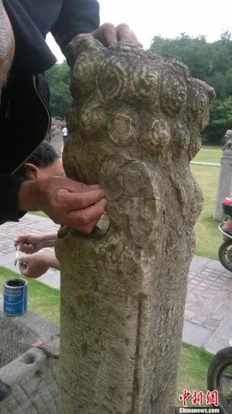 工作人员正在修补被破坏的拴马桩 唐韵 摄-图片版权归原作者所有