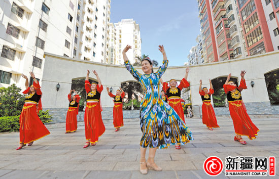 新疆大妈穿艾德莱斯在海南舞蹈为家乡代言