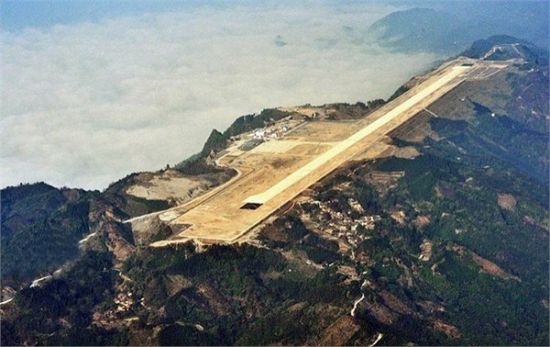 广西河池劈山建成山顶机场 状如航空母舰(图)|
