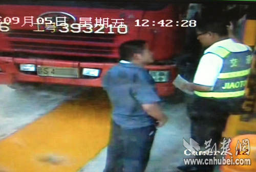 冒充跨区运送秋收农机高速逃费 鄂东8天查处5