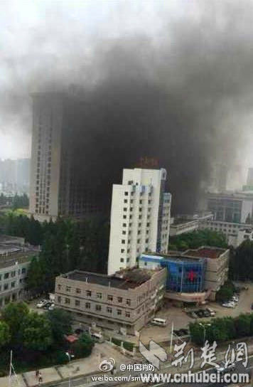 武汉161医院一待拆迁医药楼失火 无人员伤亡(