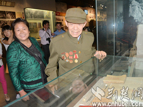 86岁退伍老兵走进空降兵军史馆回忆参战岁月