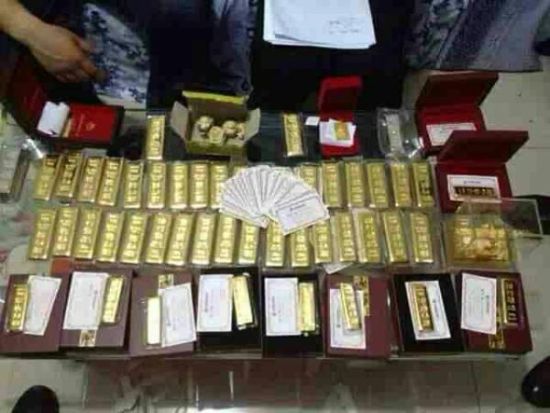 纪检部门搜出的大量金条。