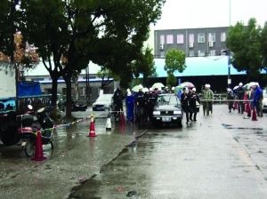 男子驾车冲散警戒线 男子驾车冲散警戒线