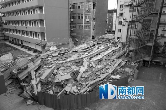 布吉爱义学校,房屋垮塌现场犹如大地震后那般惨烈。南都记者陈文才 摄 布吉爱义学校,房屋垮塌现场犹如大地震后那般惨烈。南都记者陈文才 摄