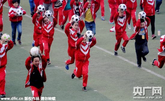 洛阳一所小学出现足球操 学生人手一个球(图)|