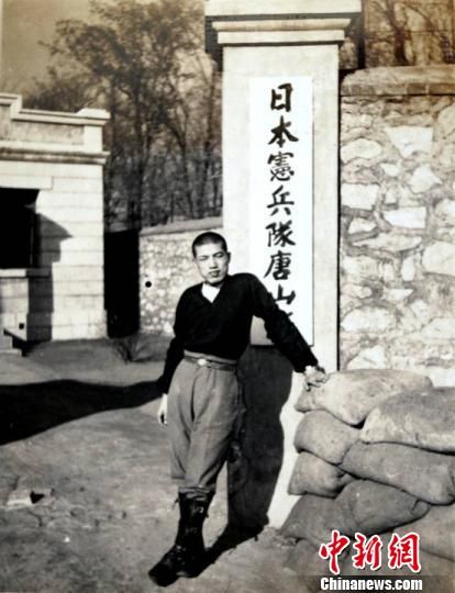 日本宪兵在驻地门口拍摄的照片上，可以清晰地看到门垛上挂的牌子上写有“日本宪兵队唐山（队）” 的字样，唐山队的“队”字被日本宪兵的手臂挡住。