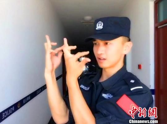 新疆90后警察搅热网络 演绎手指舞展示文艺