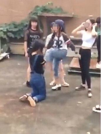 江西永新县某中学一名女生被七八名初中生围殴,打人视频时长5分多钟