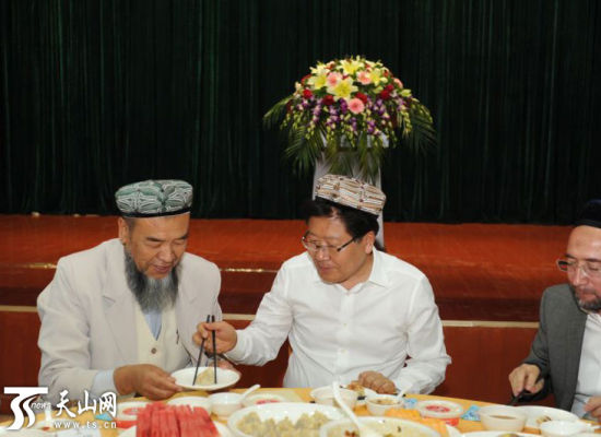 张春贤与各族穆斯林民众共进开斋饭 张春贤与各族穆斯林民众共进开斋饭