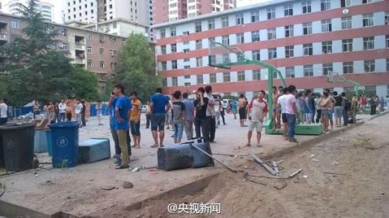 学生已经疏散到篮球场 学生已经疏散到篮球场