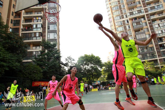 武汉一物业公司组织多个社区业主打篮球联赛(