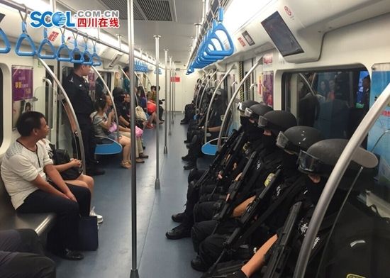 成都特警荷枪实弹和市民一起乘坐地铁(图)