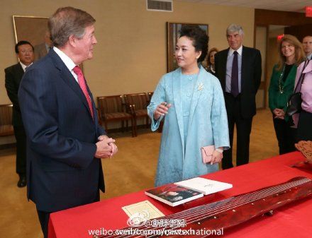 彭丽媛观赏贝多芬莫扎特手稿 彭丽媛观赏贝多芬莫扎特手稿