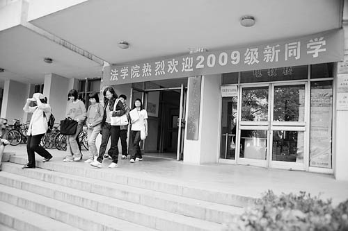 高校专业硕士学费过高引发争议(图)