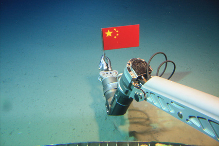蛟龙号潜航员谈深潜感受:海底插国旗要很轻再轻