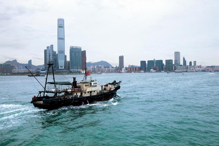 中国香港，保钓人士乘坐一艘渔船前往钓鱼岛