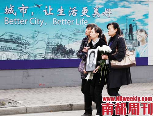 　2010年11月21日，上海，市民们自发到胶州路火灾现场悼念遇难者，胶州路上铺满了菊花。当日，是中国民间殡葬习俗“头七”。